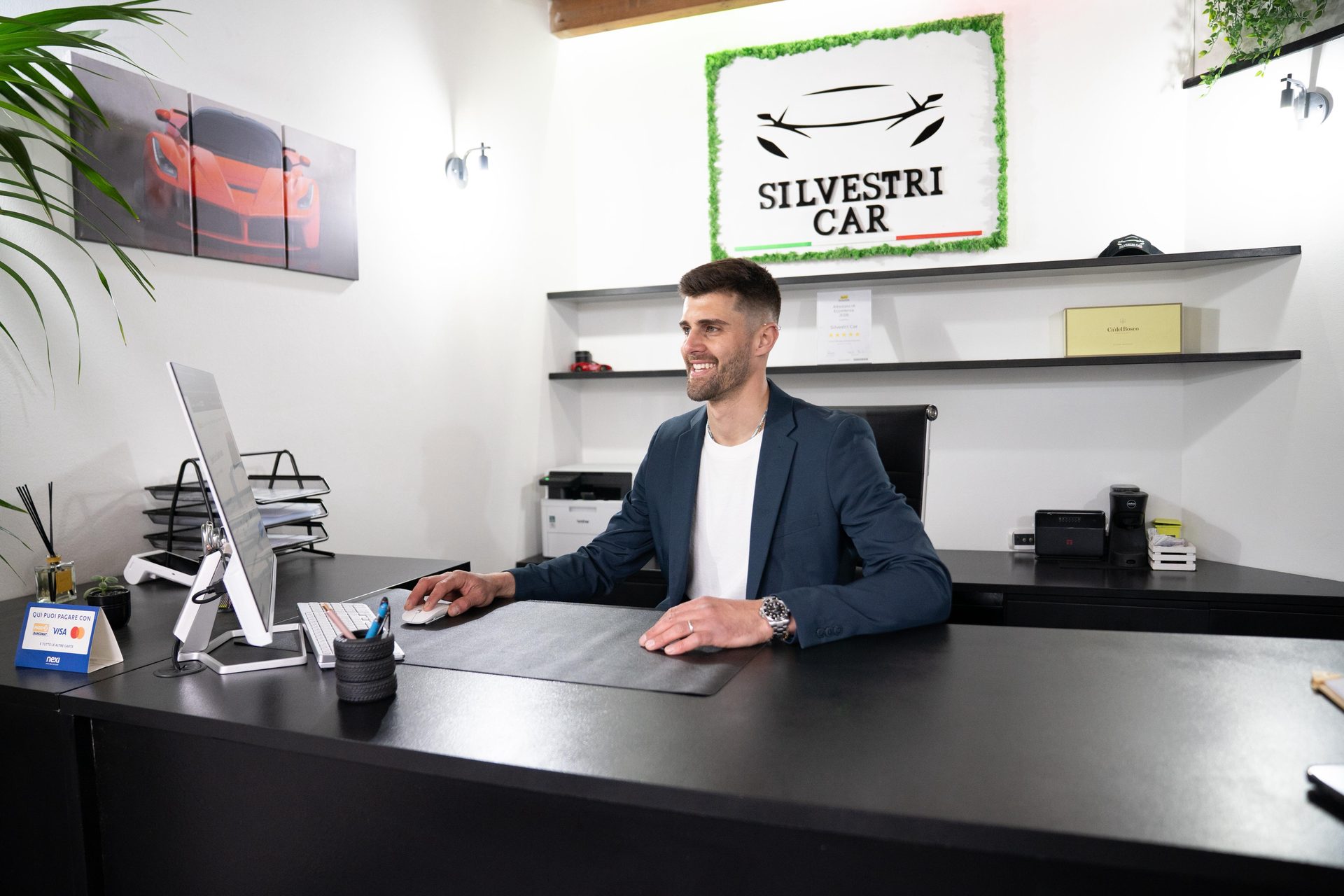Alessio Silvestri alla scrivania della concessionaria